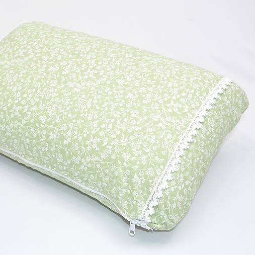 Úžitkový textil - Biele kvietky na zelenej - obliečka na cestovný vankúš - 17365206_