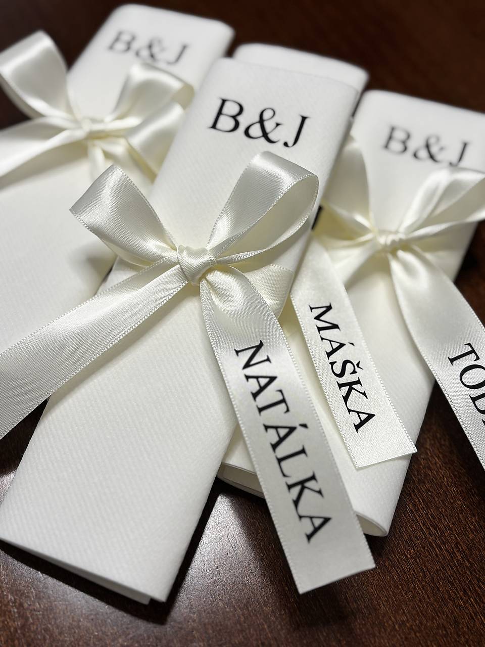 Personalizované servítky s mašľou - menovky