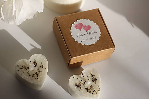 Darčeky pre svadobčanov - Bylinkové vonné svadobné sviečky pre hostí  (v hnedej krabičke s okrúhlou nálepkou) - 17367552_