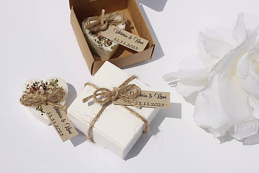 Darčeky pre svadobčanov - Bylinkové vonné svadobné sviečky pre hostí  (v bielej krabičke s hnedou visačkou) - 17367604_