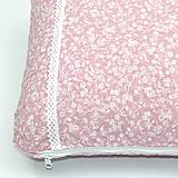 Úžitkový textil - Biele kvietky na ružovej - obliečka na cestovný vankúš - 17367625_