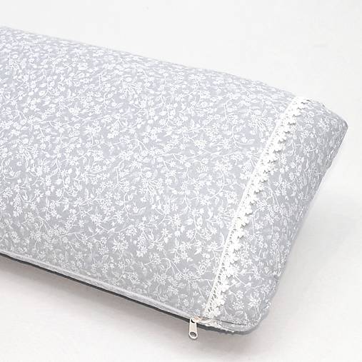 Úžitkový textil - Biele kvietky na sivej - obliečka na cestovný vankúš - 17369646_