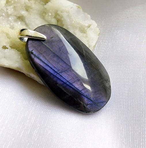 Náhrdelníky - Fialový labradorit s 925 strieborným očkom - 17370903_