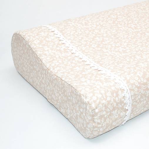 Úžitkový textil - Biele kvietky na béžovej - obliečka na anatomický vankúš - 17370086_