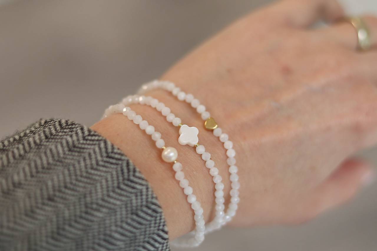 Tenký náramok z minerálu mesačný kameň