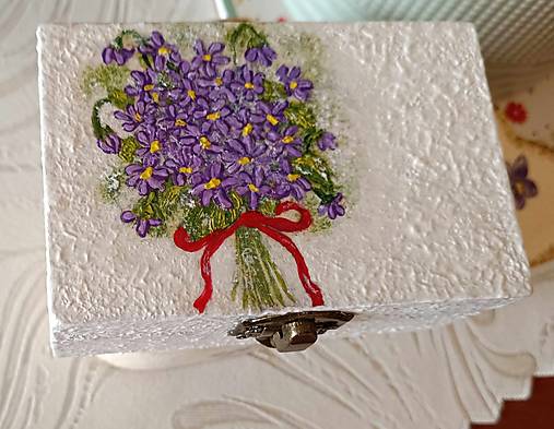 Úložné priestory & Organizácia - Drevená šperkovnička / krabička - Kytička fialiek s červenou stužkou - 17377325_