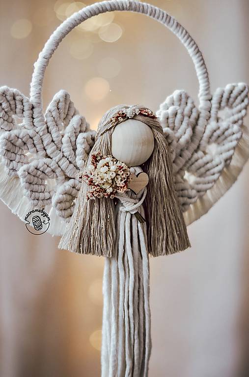 Dekorácie - Macrame anjelik s originálnymi krídlami - Srdiečko a kytička - 17376631_