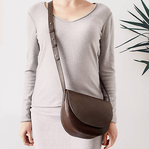 Kabelky - Kožená crossbody kabelka SADDLE MIDI  | hnedá - 17376930_