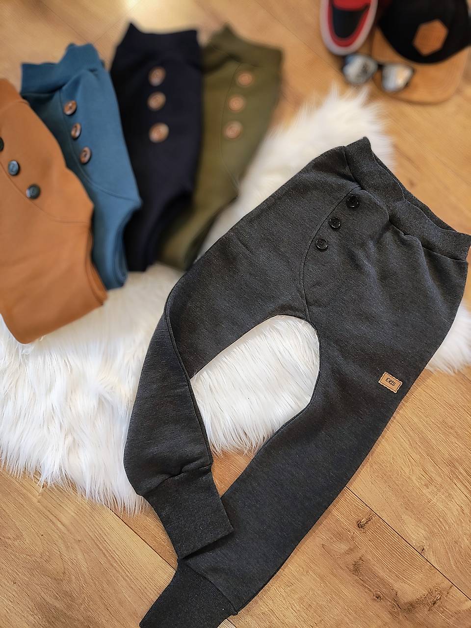 Pudláče BUTTON s vreckami ŠEDÁ