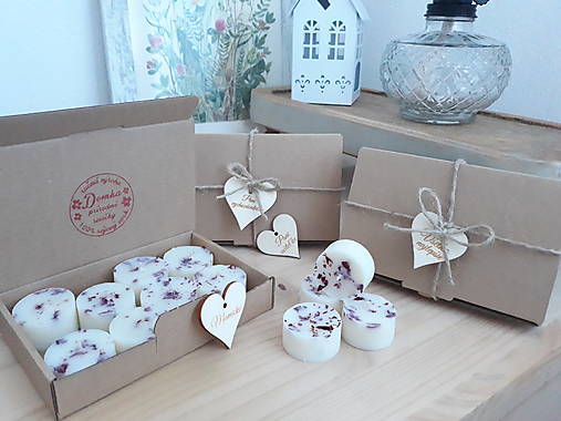 Sviečky - Darčekový box aj pani učiteľke - čajové sviečky s lupienkami ruží v krabičke (Srdiečko s textom -Pani učiteľke) - 17385777_