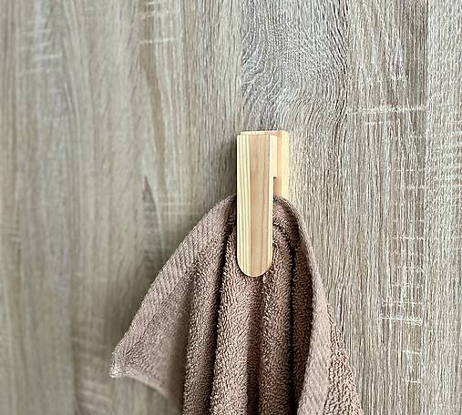 Nábytok - Magický drevený držiak na uterák - 17386934_