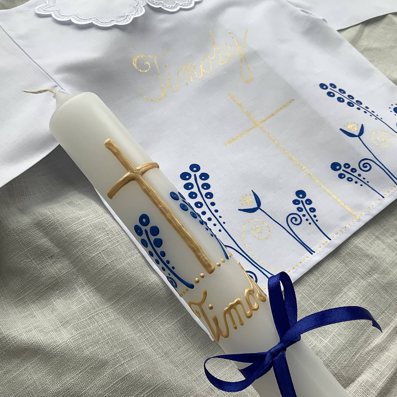 Ručne maľovaná krstná svieca s personalizáciou – 35 cm, biely vosk (Modro zlatá)