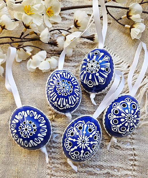 Dekorácie - Tmavomodre kraslice na zavesenie - 17389738_