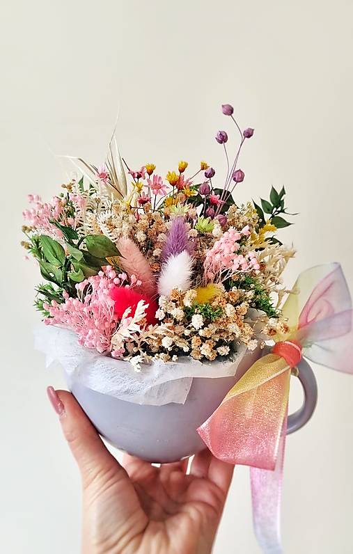 Dekorácie - Šálka Kvety Kytica Darček Mama Stabilizované Dlhotrvácne Personalizácia Narodeniny Jar Veľká Noc Meniny - 17389268_