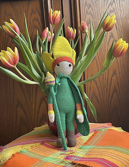 Hračky - Háčkovaná bábika tulipán Theo - 17393392_