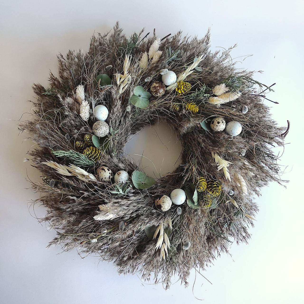 Prírodný veniec z tráv a prepeličích vajíčok