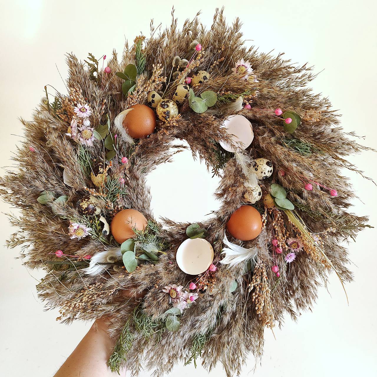 Jarný veniec z tráv a škrupiniek s ružovými kvetmi