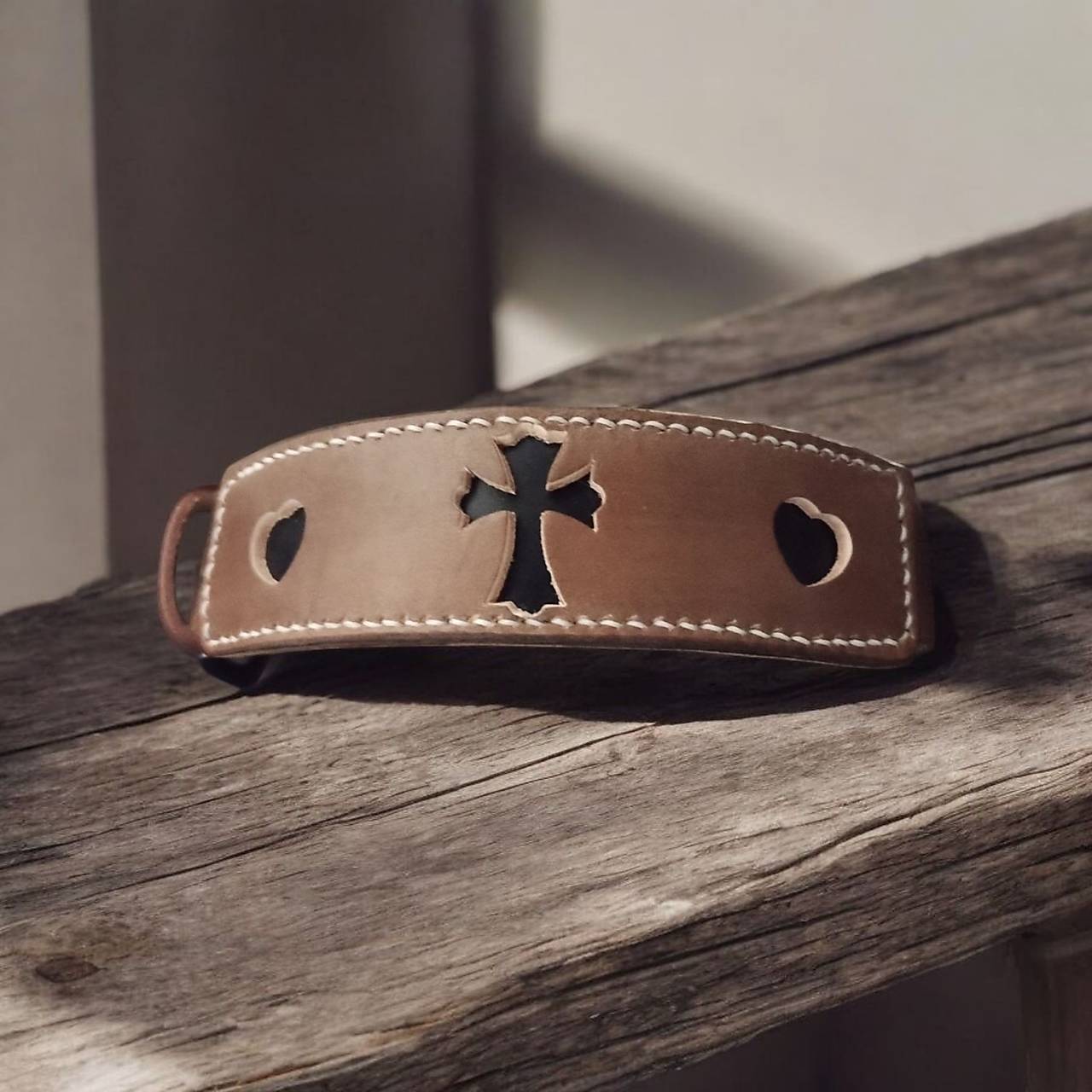 Kožený náramok ručne šitý, náboženský motív.