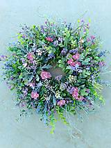 Dekorácie - Lúčny venček vo fialových farbách - 17394081_