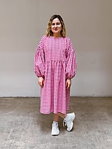  - Oversized midi kárované šaty s balónovými rukávmi - 17396117_