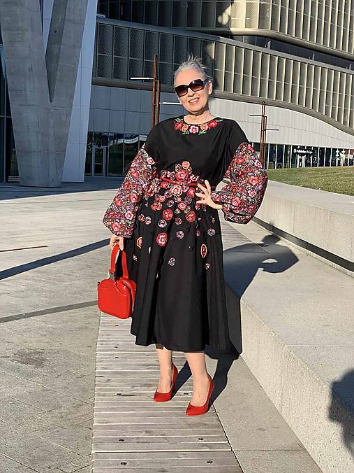 Šaty - elegantné čierne vyšívané šaty - 17396007_