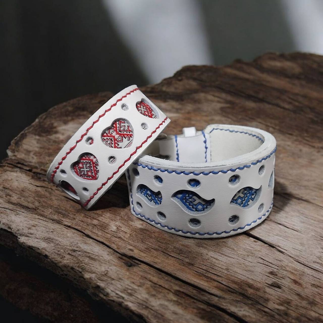 Kožený náramok zdobený folklórnou stuhou