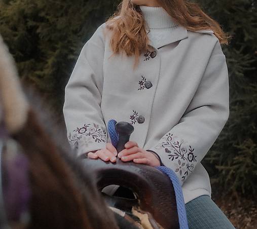 Bundy a kabáty - Vyšívaný kabátik Lada - 17398262_