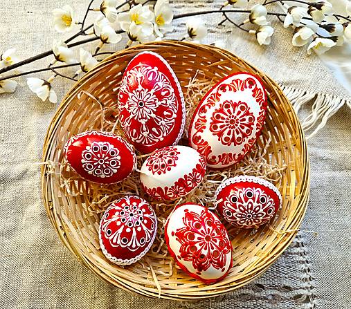 Dekorácie - Sada husacích a slepačích červených madeira kraslíc s košíkom - 17400426_