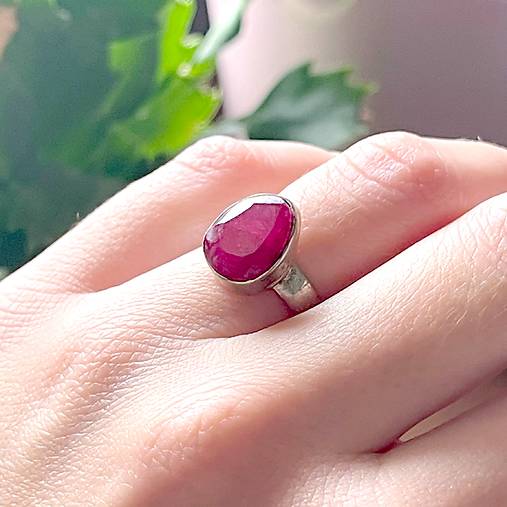 Vintage Ruby Silver Plated Ring / Postriebrený elegantný prsteň s rubínom E049