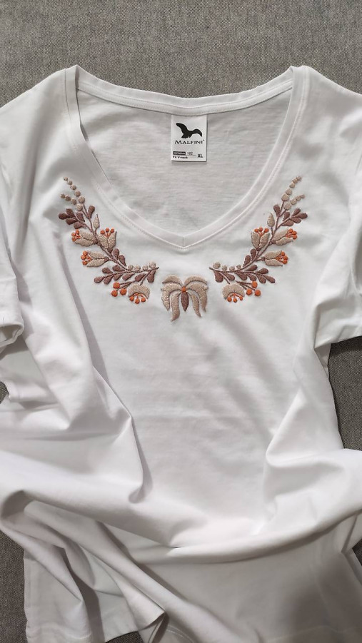 Topy, tričká, tielka - Dámske tričko s ručnou výšivkou - 17403016_