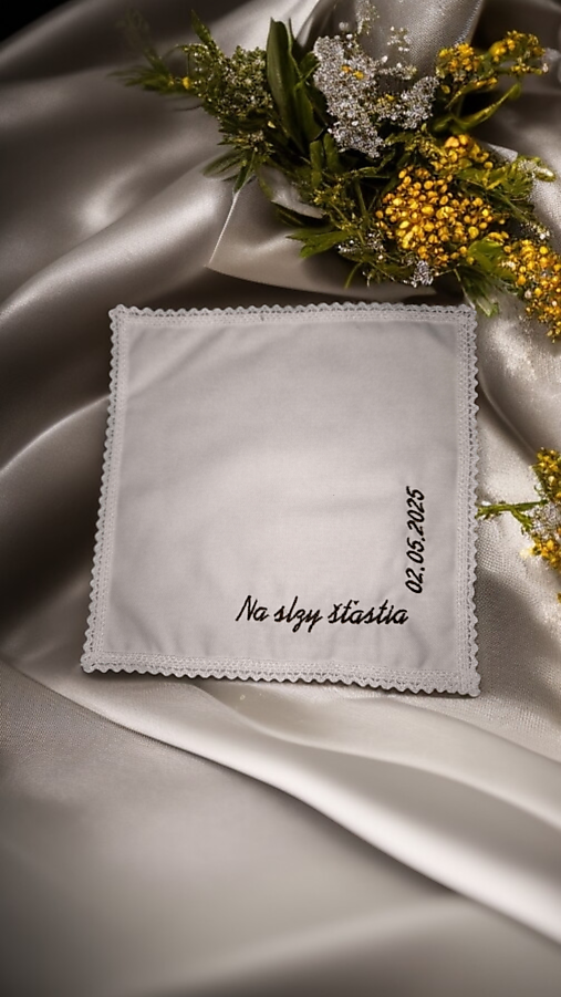 Darčeky pre svadobčanov - Vyšívana vreckovka - 17403761_