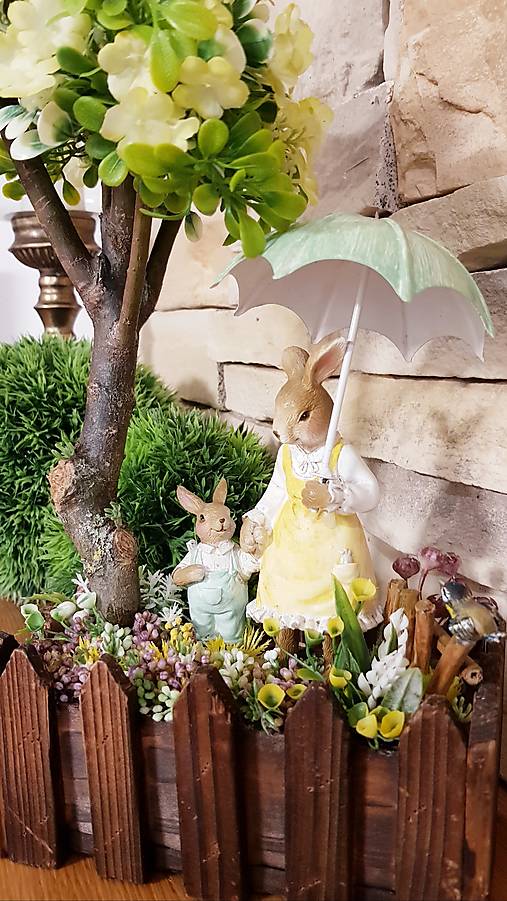 Dekorácie - Zajkovia a sýkorka ~ POD STROMOM - 17403454_