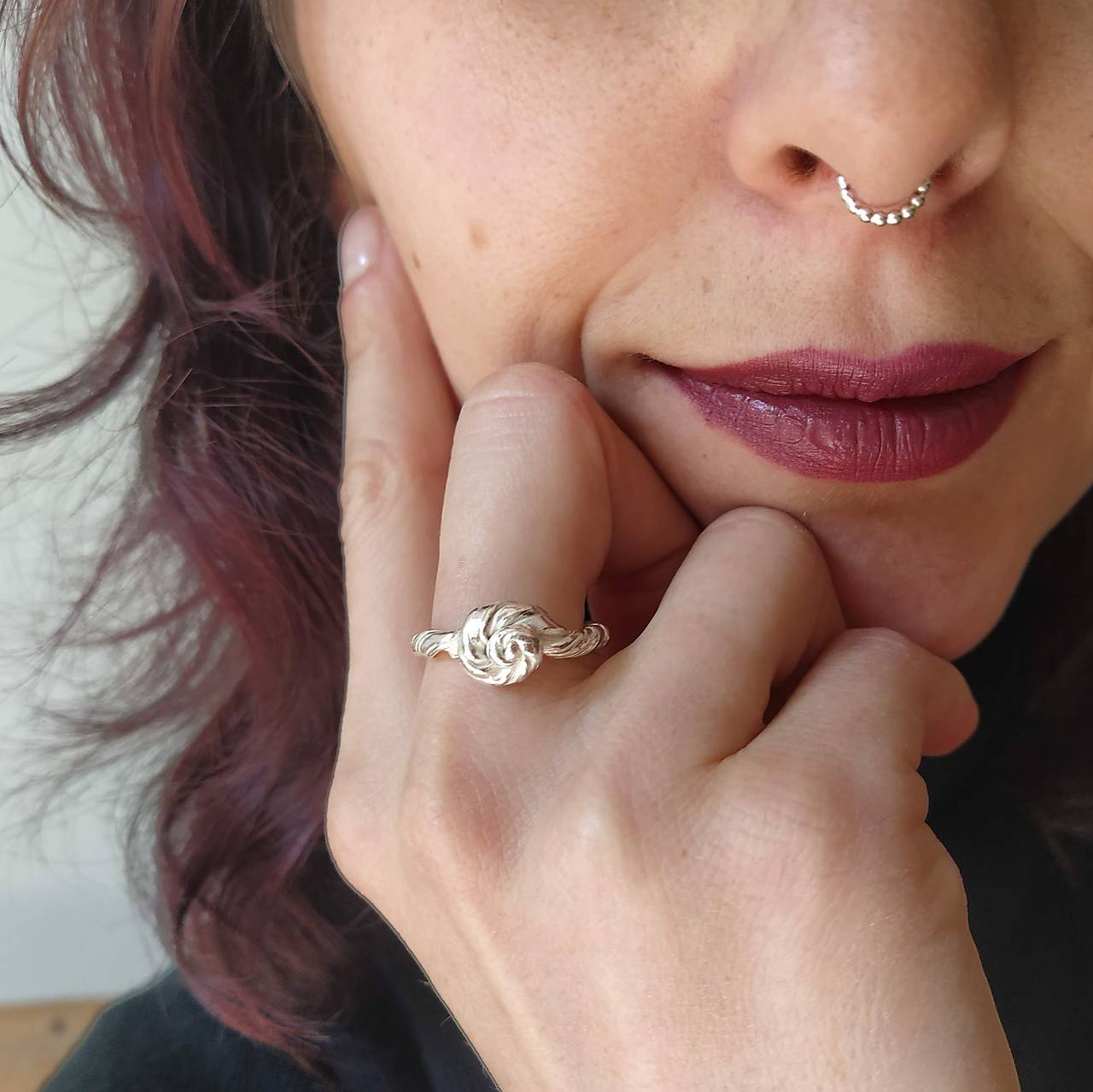 Nežný strieborný kroužok do nosa s perličkovou textúrou – body piercing