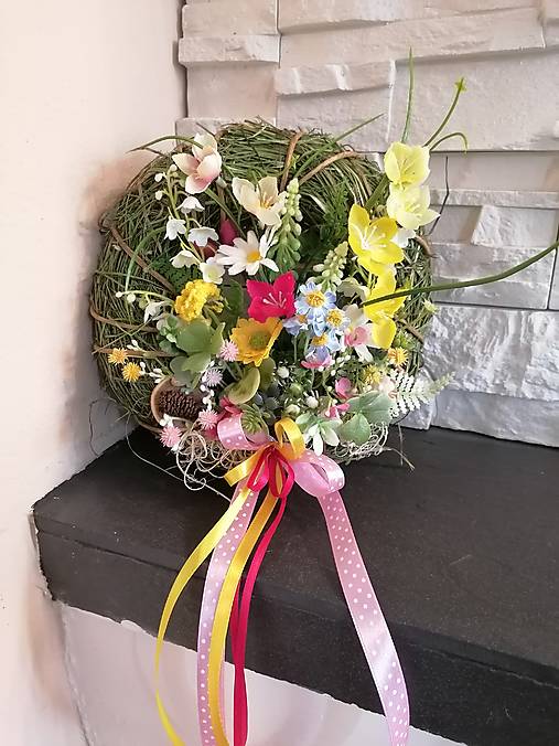 Dekorácie - Jarný veniec farebny 20cm - 17408582_