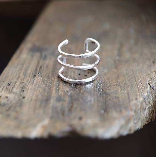 Náušnice - Záušnice – trojitý strieborný cuff s jemným leskom - 17410358_