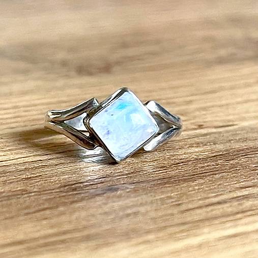 Silver Moonstone AG925 Ring / Elegantný prsteň s mesačným kameňom strieborný AG925 E049