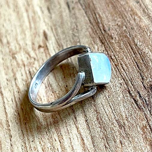 Silver Moonstone AG925 Ring / Elegantný prsteň s mesačným kameňom strieborný AG925 E049