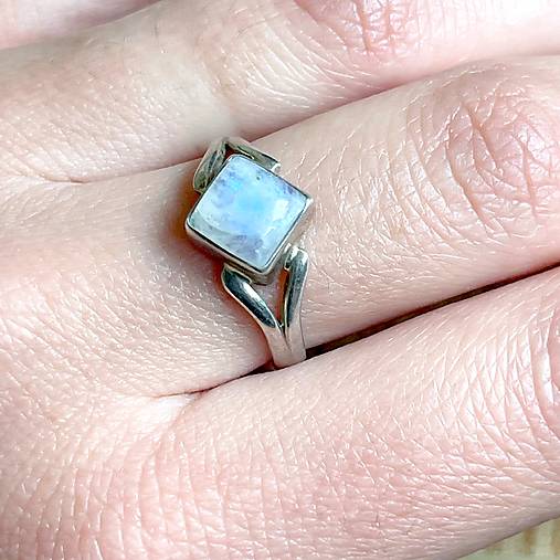 Silver Moonstone AG925 Ring / Elegantný prsteň s mesačným kameňom strieborný AG925 E049