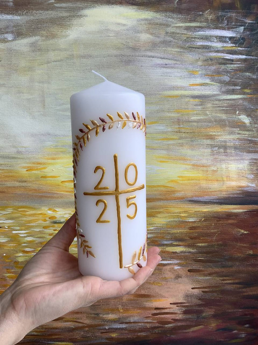 Maľovaný domáci paškál z bieleho vosku 2025 s venčekom (20 cm)