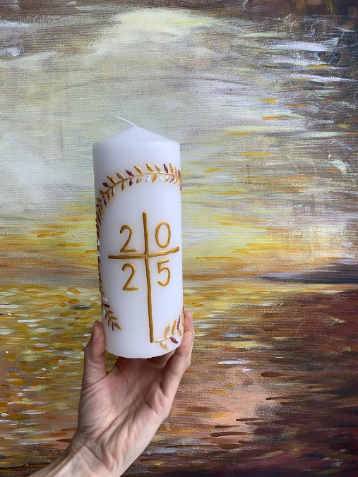 Maľovaný domáci paškál z bieleho vosku 2025 s venčekom (20 cm)