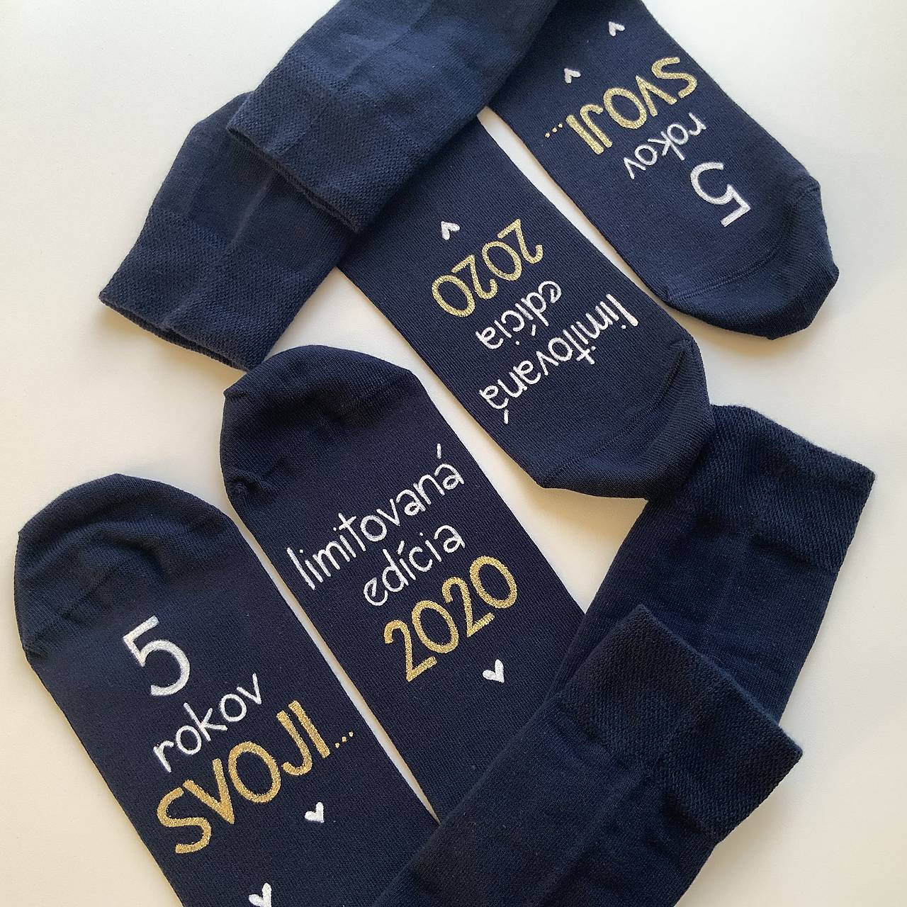 Sada maľovaných ponožiek k výročiu s nápismi: "5 rokov SPOLU/ limitovaná edícia (rok)" tmavomodré