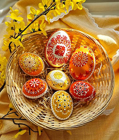 Dekorácie - Sada husacích a slepačích oranžovo-bielych madeira kraslíc s košíkom - 17413829_