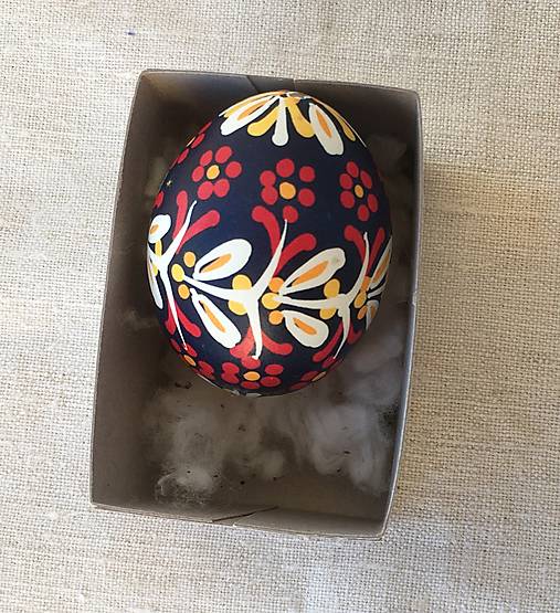 Dekorácie - Kraslica písaná batikovaná voskovaná vlastný výber (papierová krabička na 1 kraslicu) - 17414424_