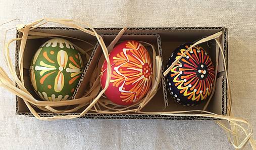 Dekorácie - Kraslica písaná batikovaná voskovaná vlastný výber (papierová krabička na 3 kraslice) - 17414426_