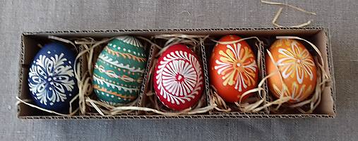 Dekorácie - Kraslica písaná batikovaná voskovaná vlastný výber (papierová krabička na 5 kaslíc) - 17414427_