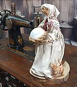 Dekorácie - Babička a zvedavý kocúrik ~ IHELNÍČEK  - 17413913_