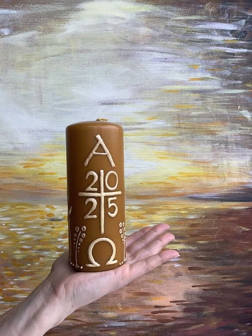 Maľovaný domáci paškál z včelieho vosku “2025” VÄČŠÍ Alfa a omega s  krížom (a  folk kvetmi (matná zlatá))