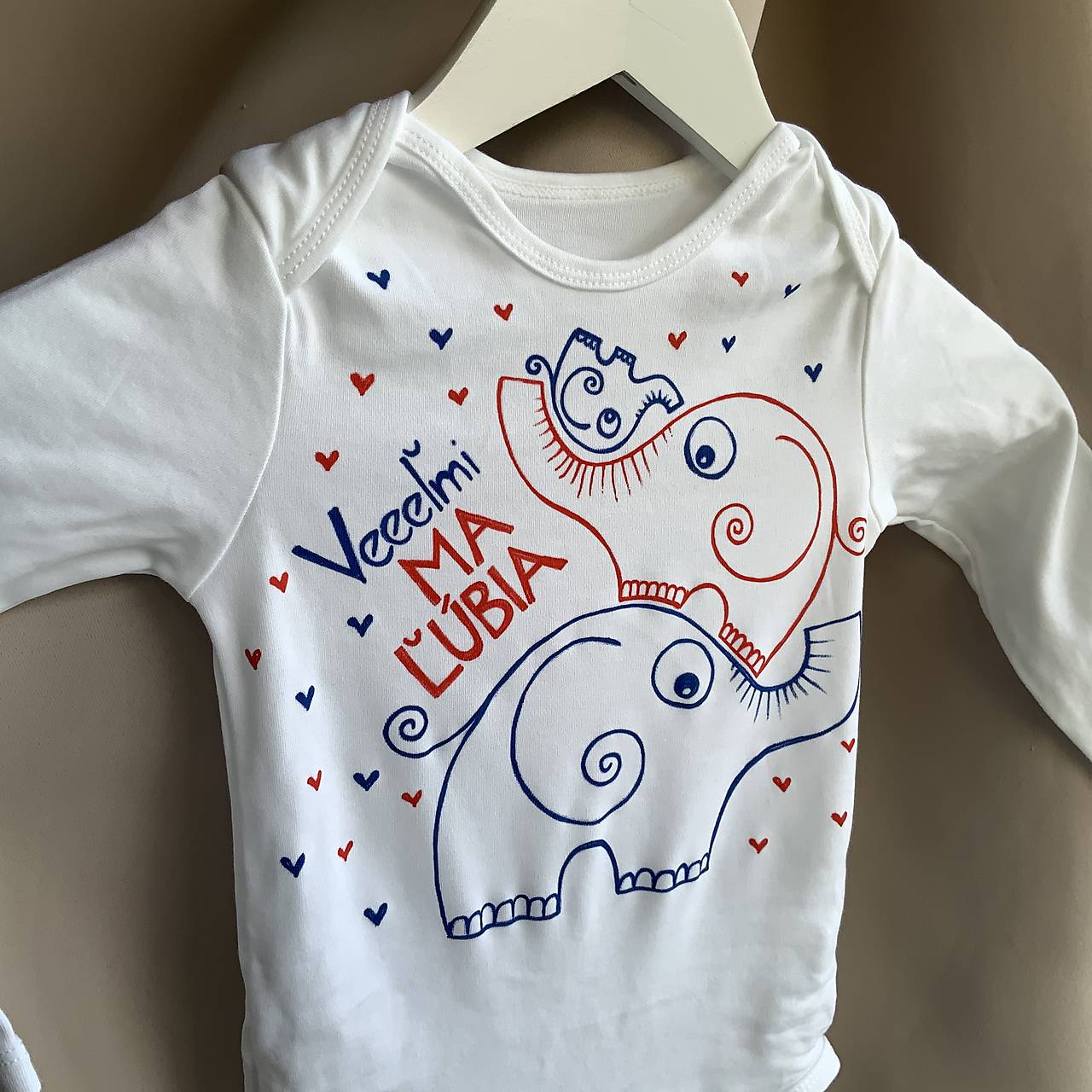 Maľované body s nápisom "ma veľmi ľúbia " (a nápisom "Veeeľmi MA ĽÚBIA")