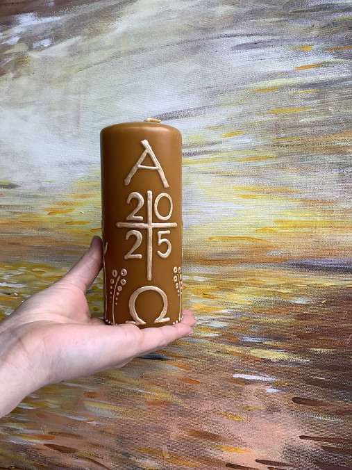 Maľovaný domáci paškál z včelieho vosku “2025” VÄČŠÍ Alfa a omega s  krížom (a  folk kvetmi (matná zlatá))