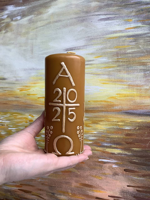 Maľovaný domáci paškál z včelieho vosku “2025” VÄČŠÍ Alfa a omega s  krížom (a  folk kvetmi (matná zlatá))